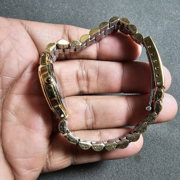 Disney Mickey Mouse Quartz Gold Tone Fashion Watch Exclusively For Disney Workin - Picture 6 of 10